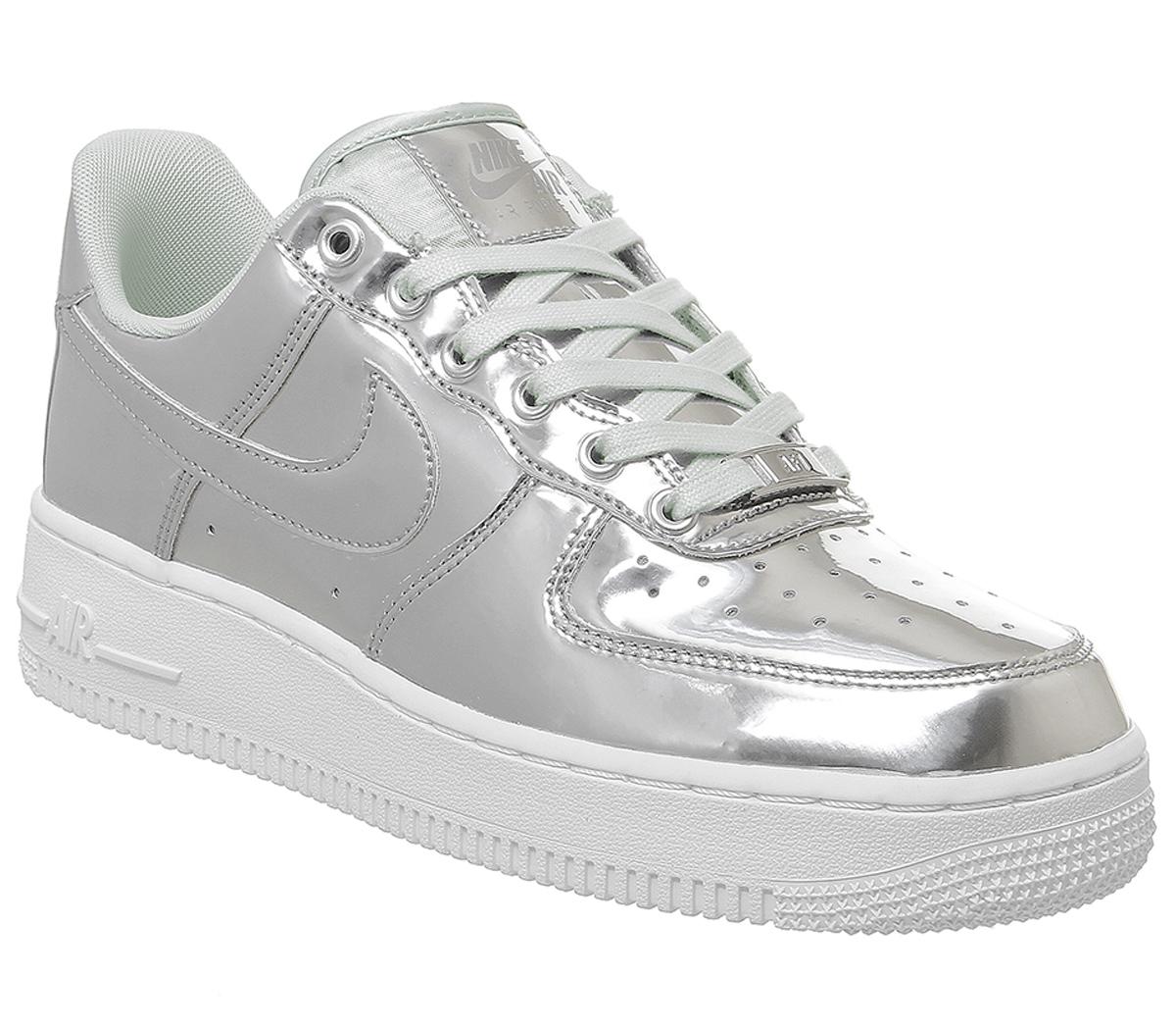 👟Nike Air Force 1 07 空軍1號 金屬銀色運動鞋，原價￡115，現特價￡60（約529元）